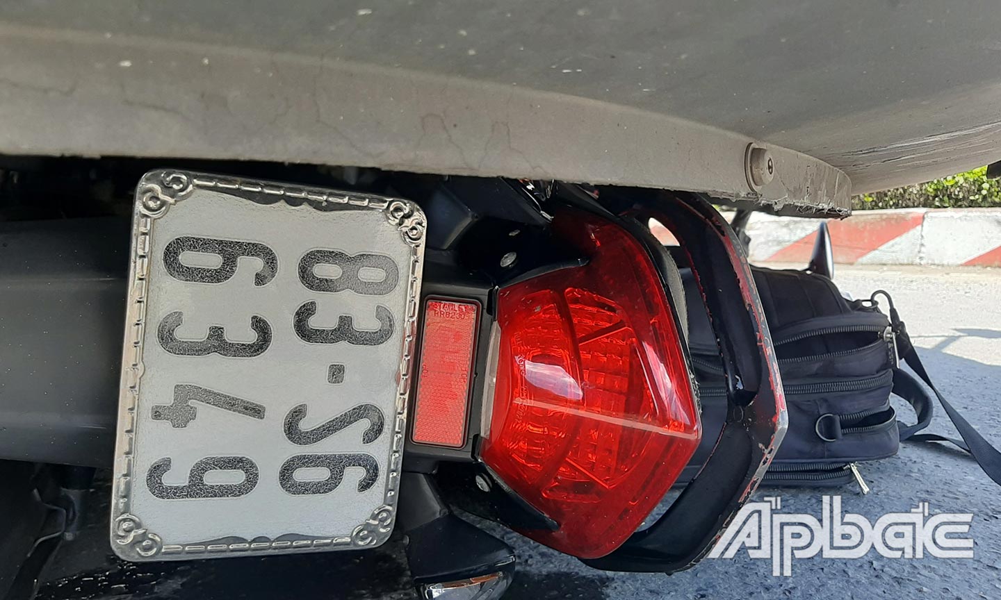 Chiếc xe máy nằm dưới lòng xe container.