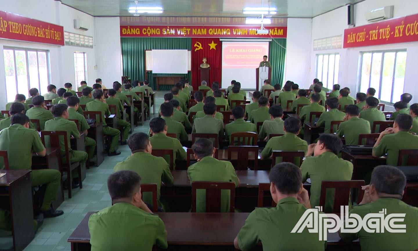 lễ khai giảng lớp bồi dưỡng cán bộ Công an chính quy đảm nhiệm các chức danh Công an xã năm 2020. Ảnh: Trọng Tín