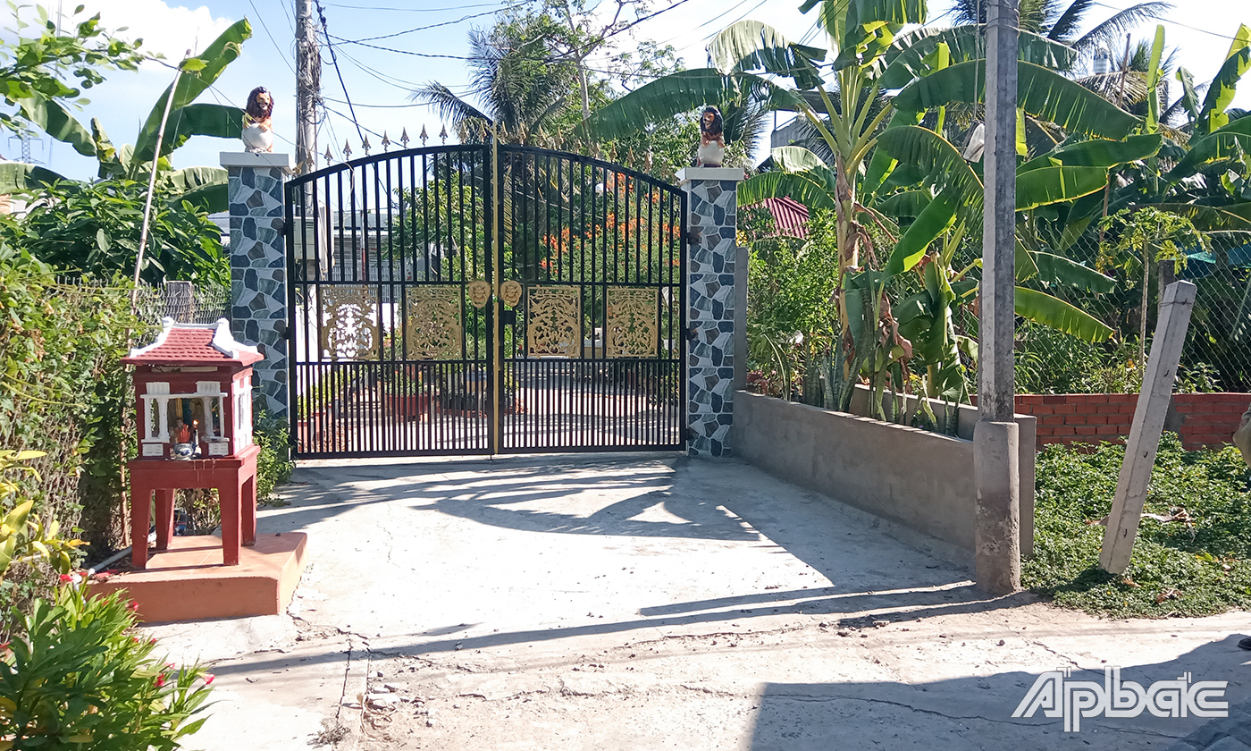 Hộ bà Cam xây cổng (cánh cổng mở hướng ra), bồn trồng cây mặt tiền thửa đất của ông Hoàng, gây khó khăn trong việc xây nhà.