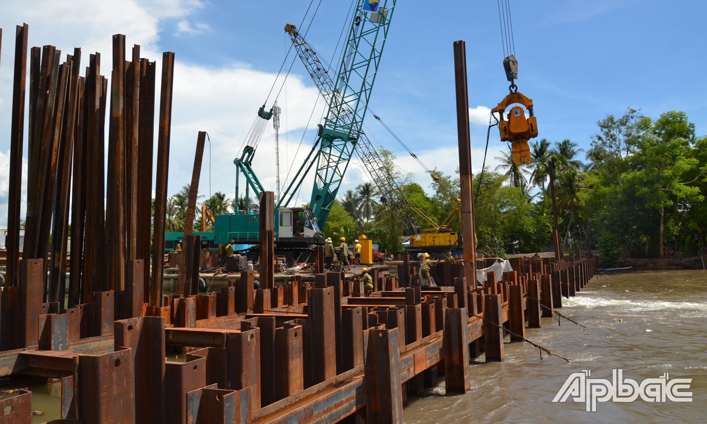 Đơn vị thi công tiến hành tháo dỡ đập thép trên kinh Nguyễn Tấn Thành.