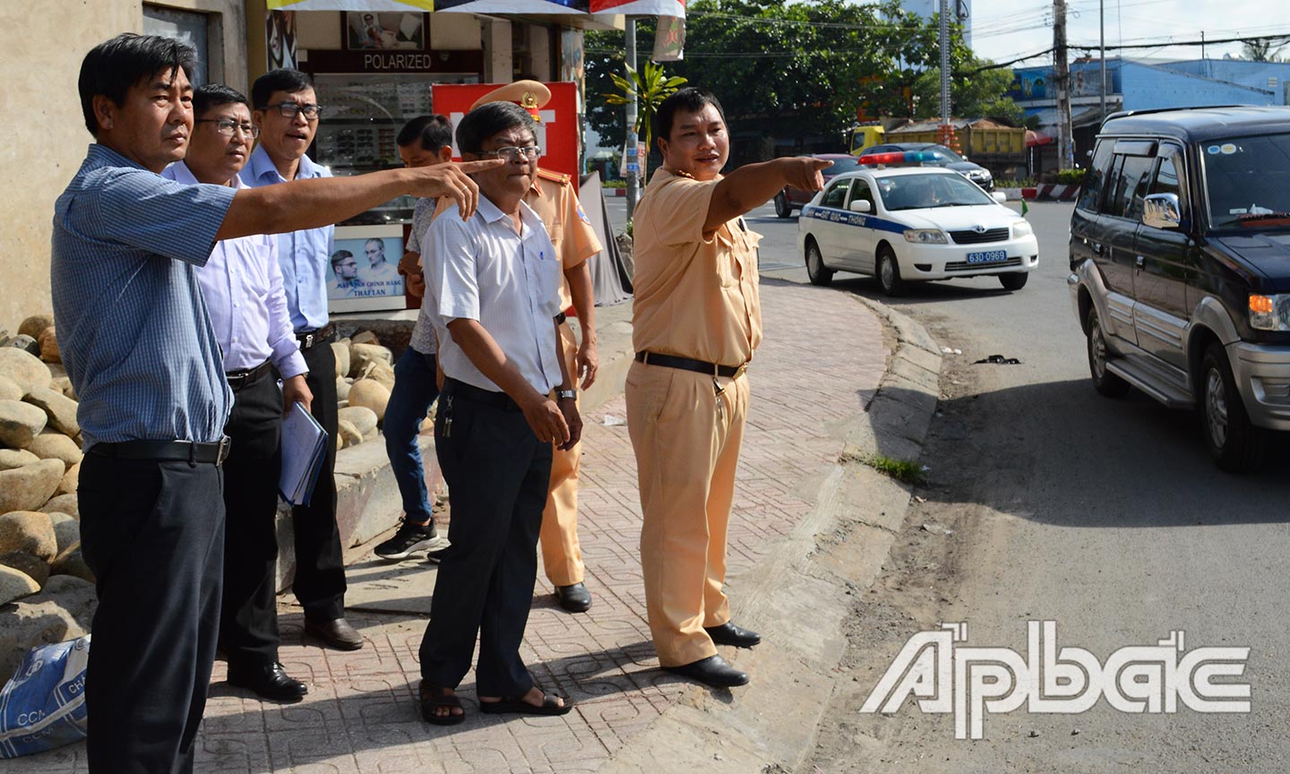 Đoàn khảo sát tại vị trí vòng xoay Trung Lương, TP.Mỹ Tho, tỉnh Tiền Giang.