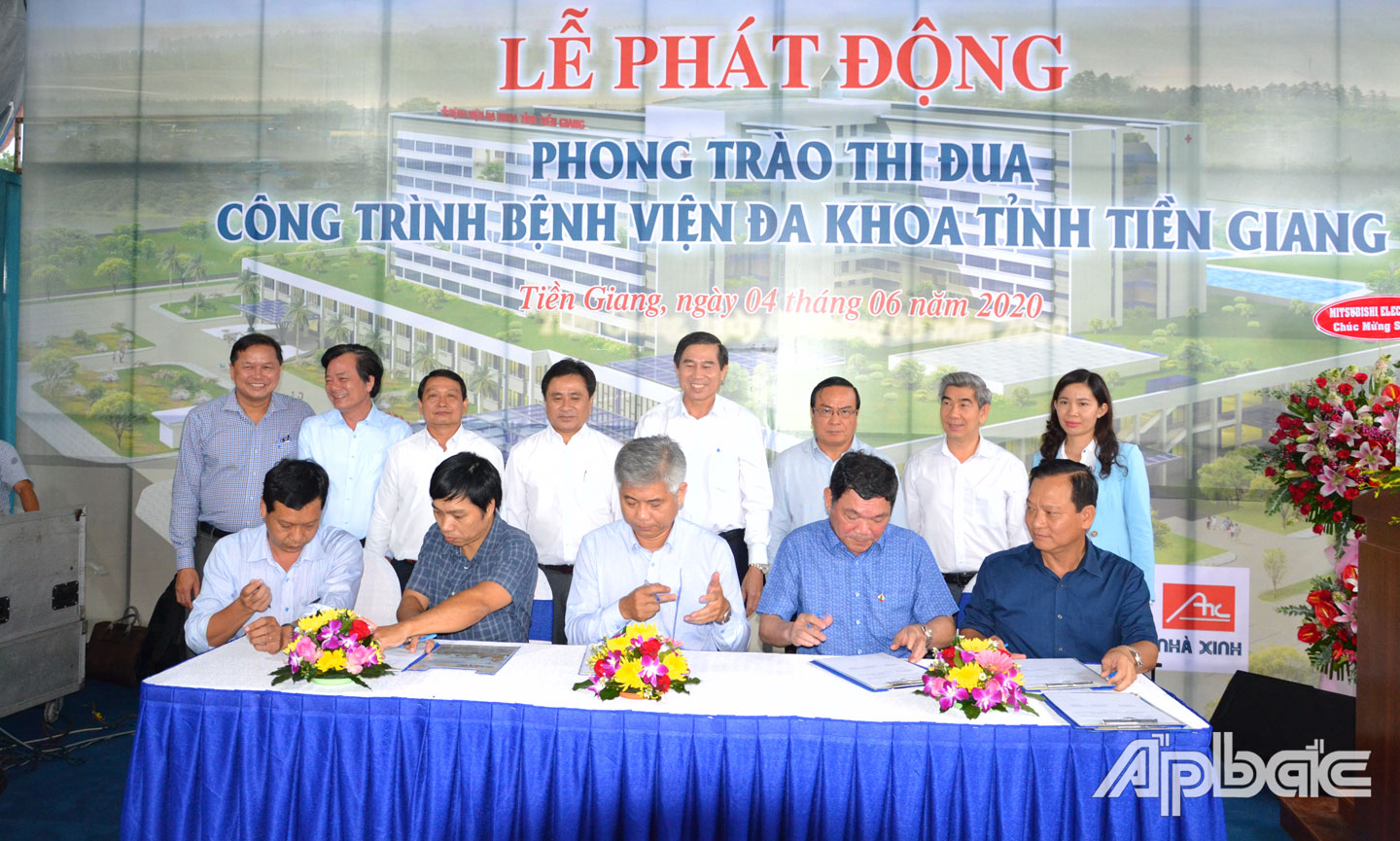 Chủ đầu tư và nhà thầu thi công ký kết phát động thi đua.