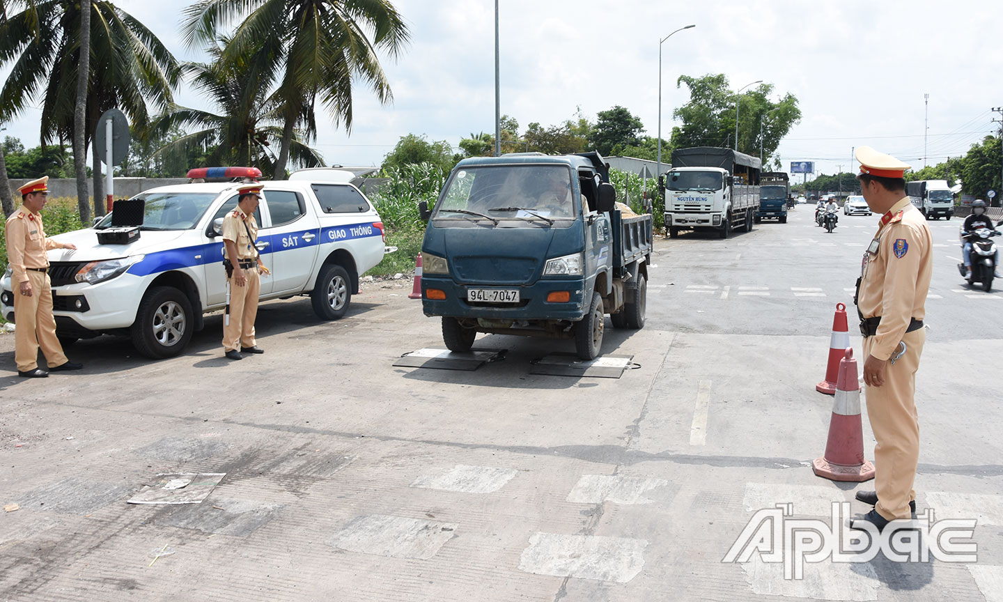 Cảnh sát giao thông chặn dừng,  kiểm soát phương tiện giao thông  trên Quốc lộ 1.  Ảnh TRỌNG TÍN.
