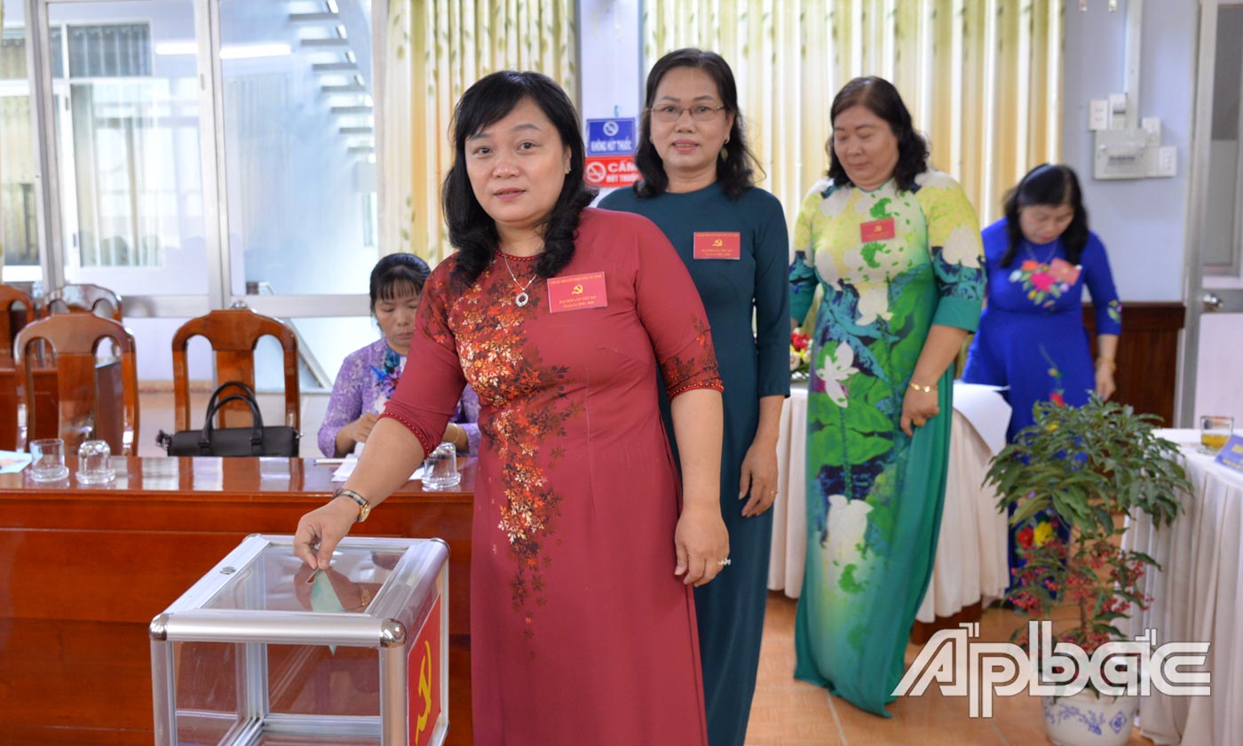 Đại biểu tiến hành bầu cừ tại đại hội.