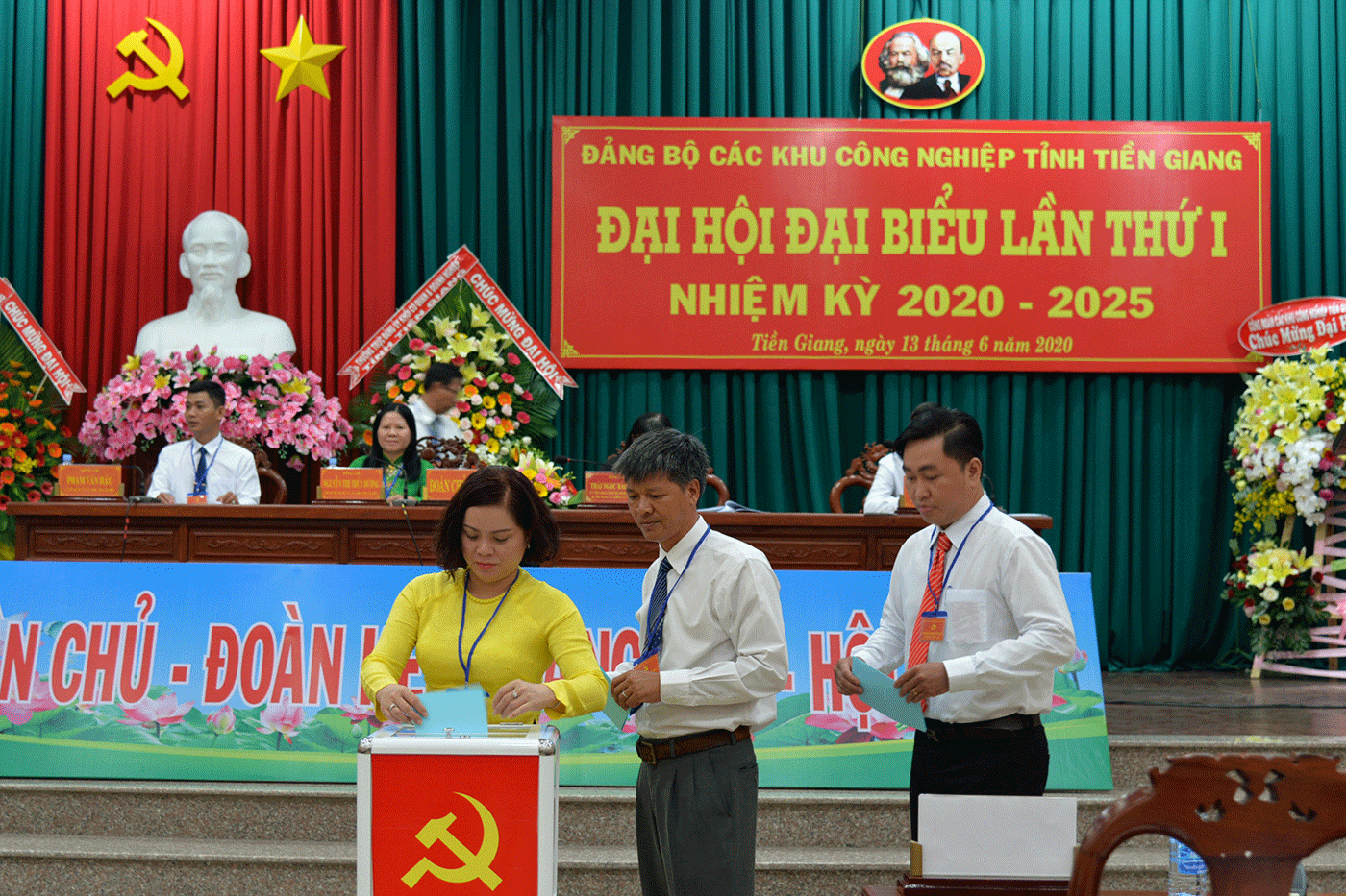 Đại biểu bầu cử tại đại hội.