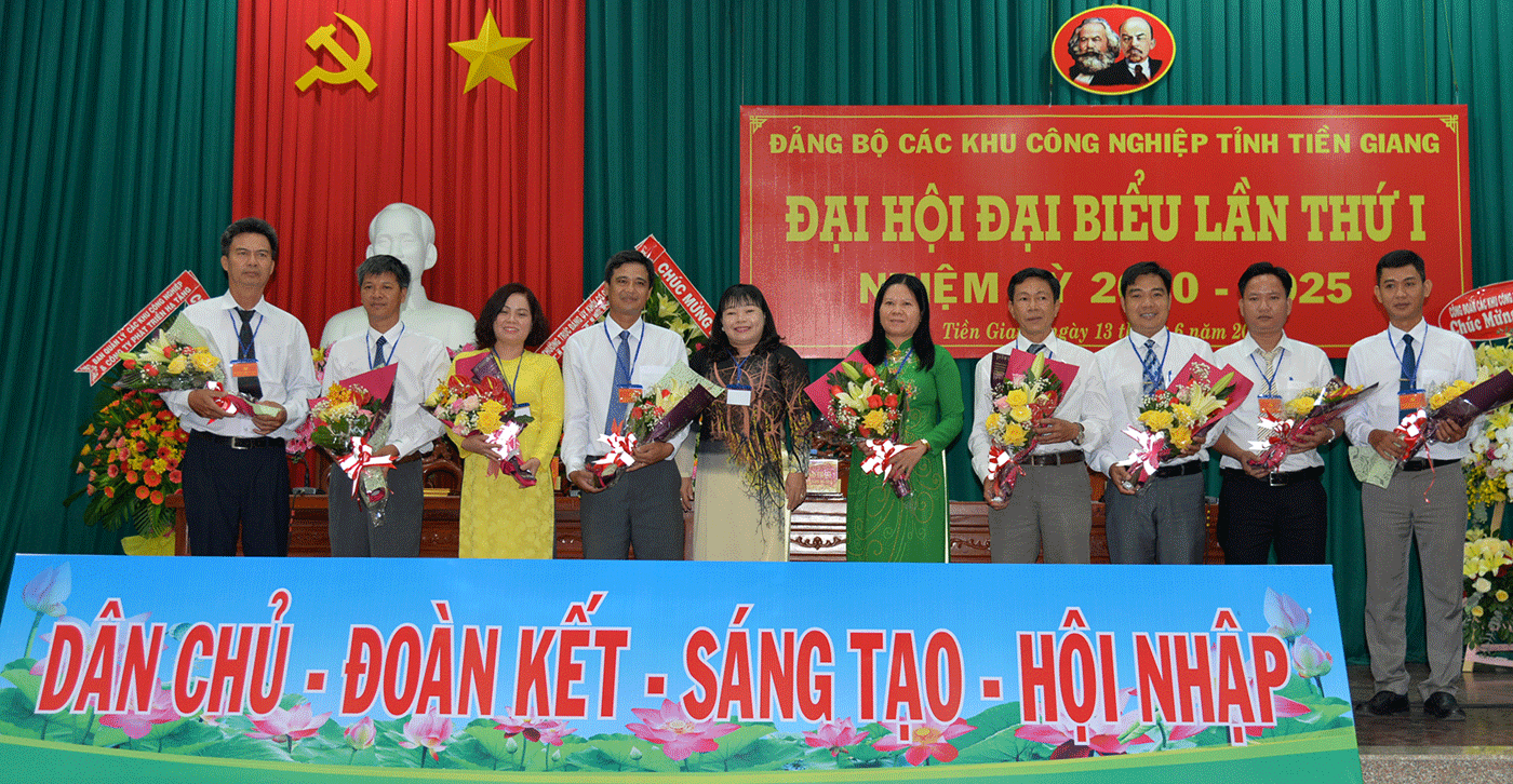 Đồng chí Thái Ngọc Bảo Trâm tặng hoa chúc mừng Ban Chấp hành Đảng bộ nhiệm kỳ mới.