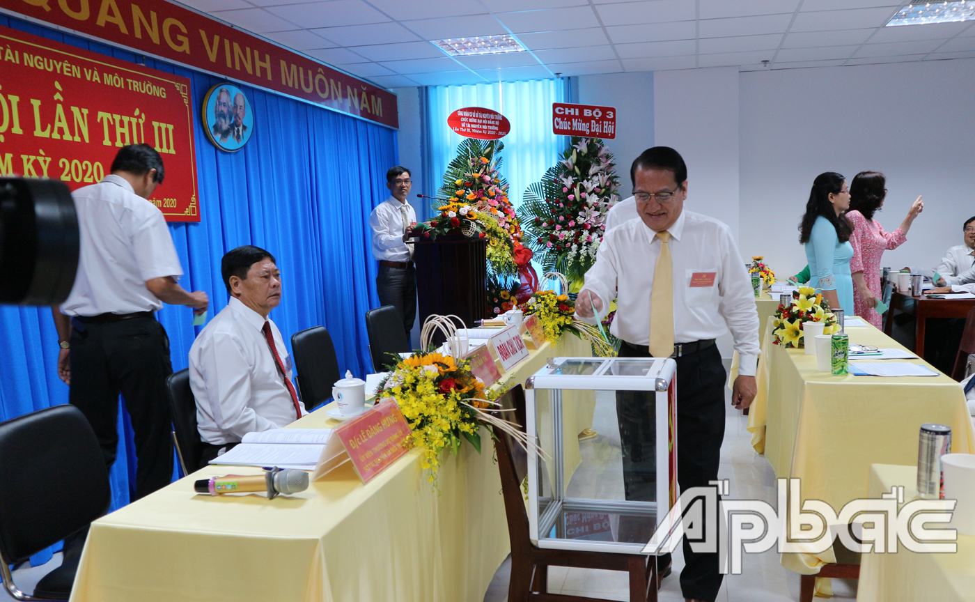 Đại biểu tiến hành bầu cử