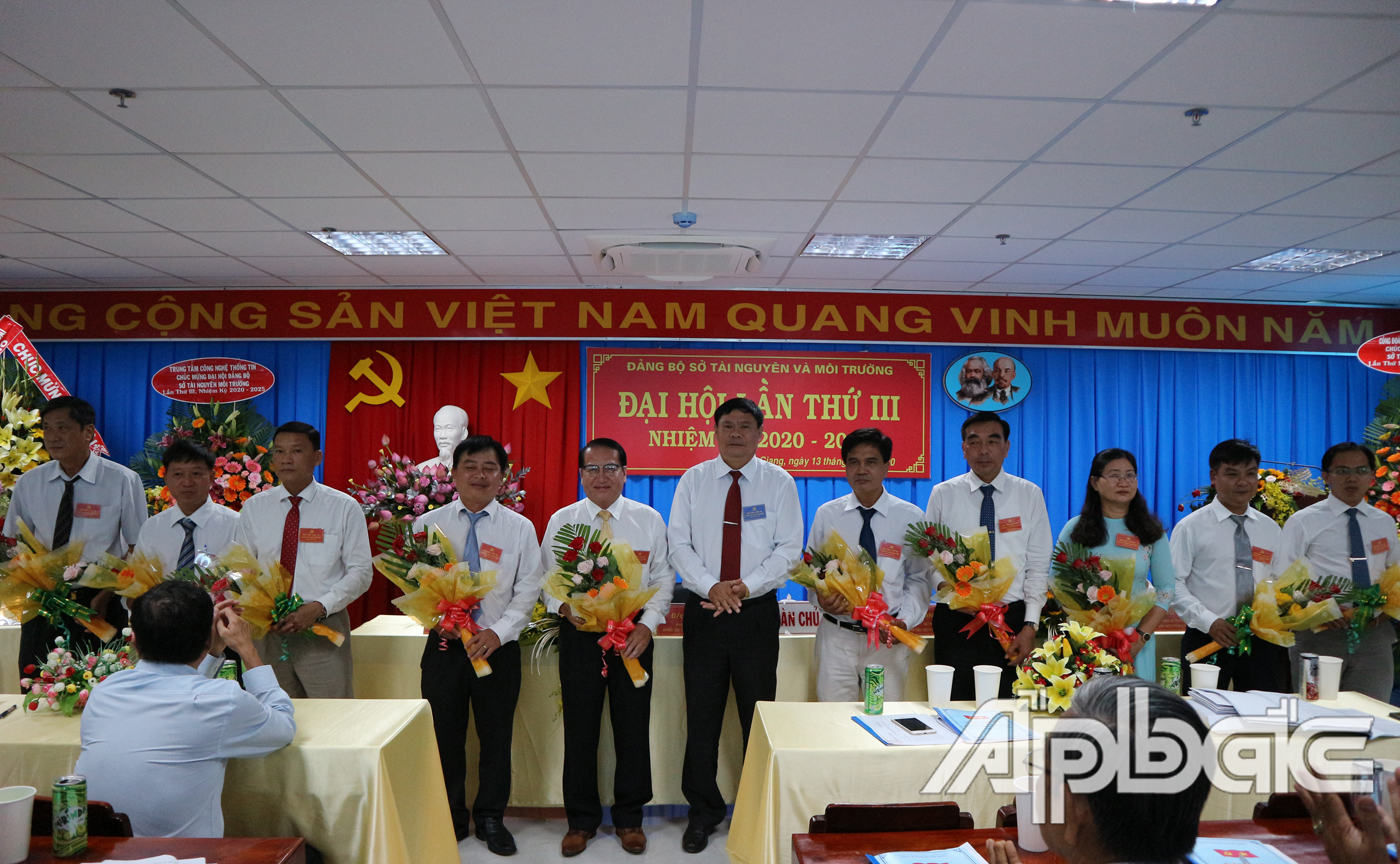 Đồng chí Hồ Văn Thi tặng hoa cho các đồng chí trong Ban Chấp hành Đảng bộ Sở Tài nguyên và Môi trường nhiệm kỳ 2020 - 2025.