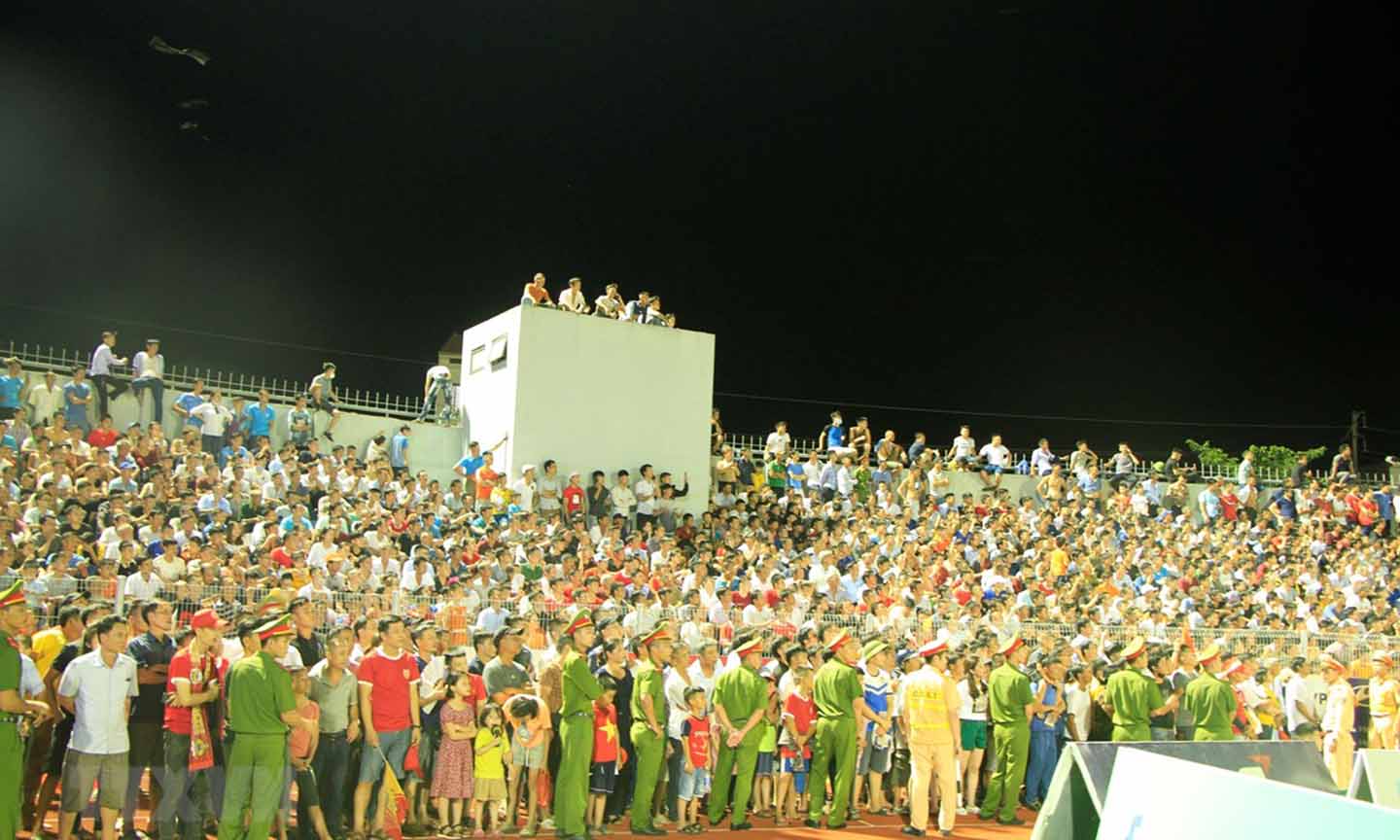 Ngay sau khi sự cố xảy ra, Ban tổ chức sân huy động hàng trăm cán bộ, chiến sỹ công an nhằm giữ an ninh trật tự để trận đấu không bị hoãn. (Ảnh: Phan Quân/TTXVN)