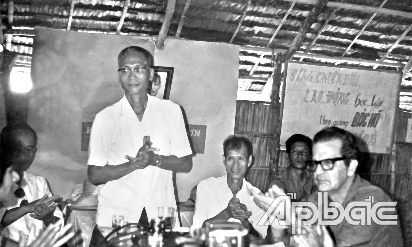 Nhà báo Hồ Văn Thạnh tiếp các phóng viên quốc tế sau ngày giải phóng.