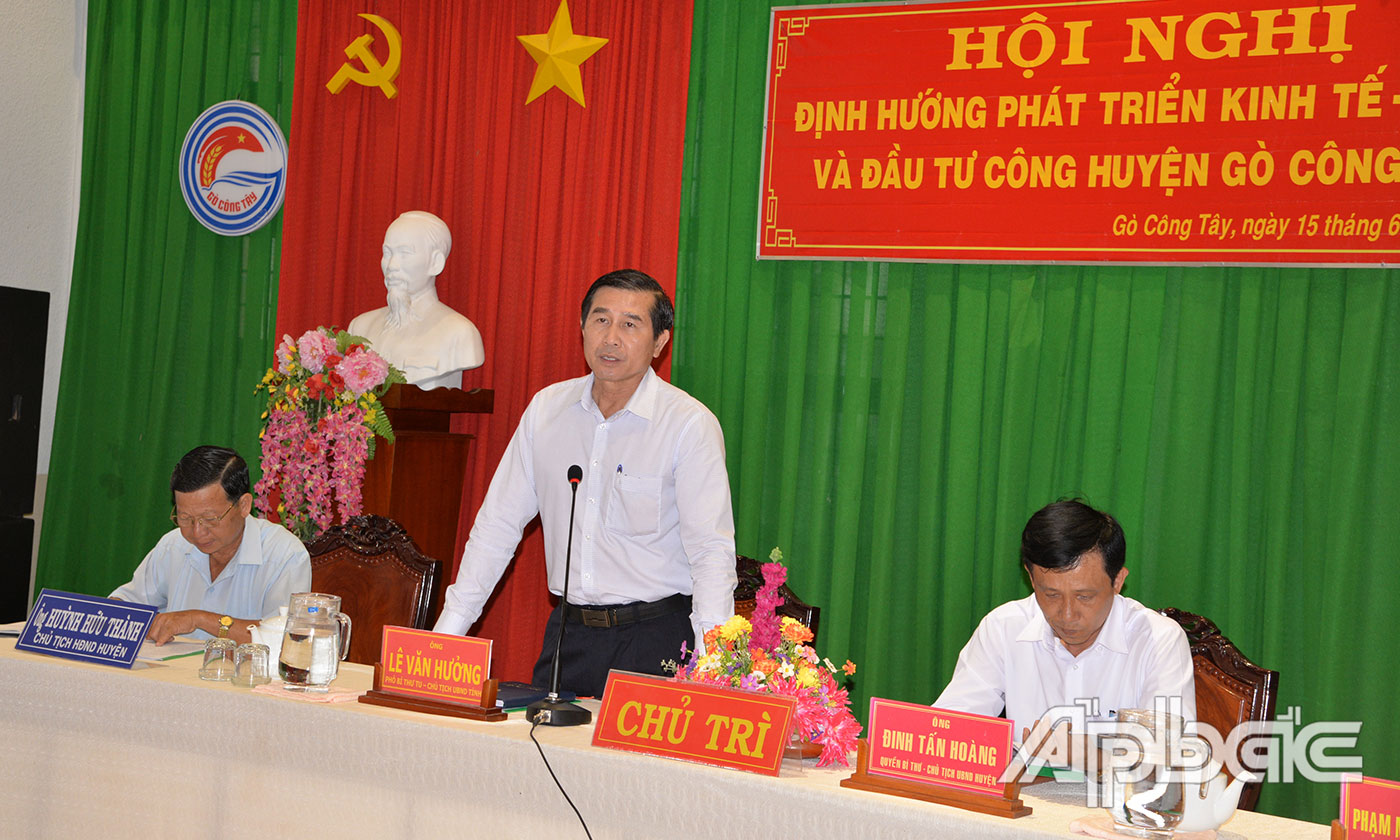 Đồng chí Lê Văn Hưởng phát biểu tại cuộc họp