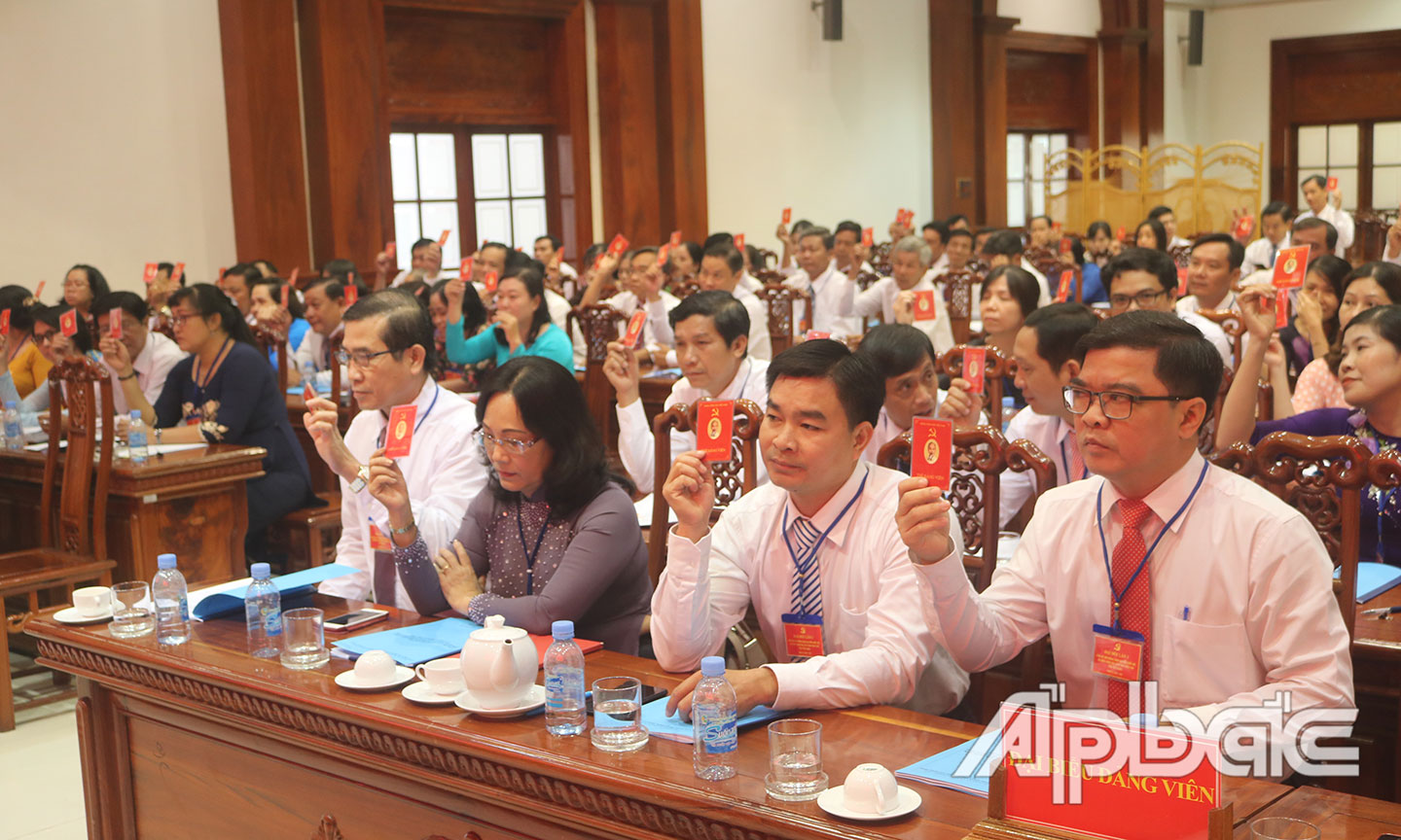 Các đại biểu biểu quyết tại Đại hội Đảng bộ Văn phòng Đoàn ĐBQH, HĐND và UBND tỉnh lần thứ I, nhiệm kỳ 2020 - 2025.