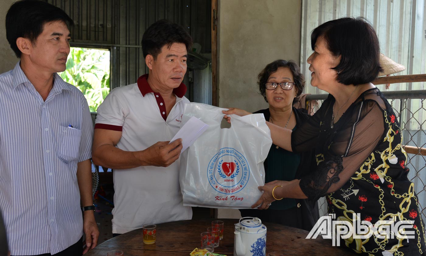 Chủ tịch Hội bảo trợ Võ Thị Chín trao quà cho người khuyết tật của TX. Cai Lậy.