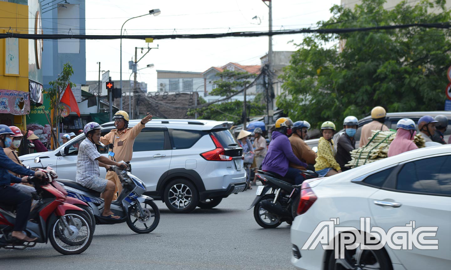 Lực lượng chức năng có mặt hiện trường điều tiết giao thông.