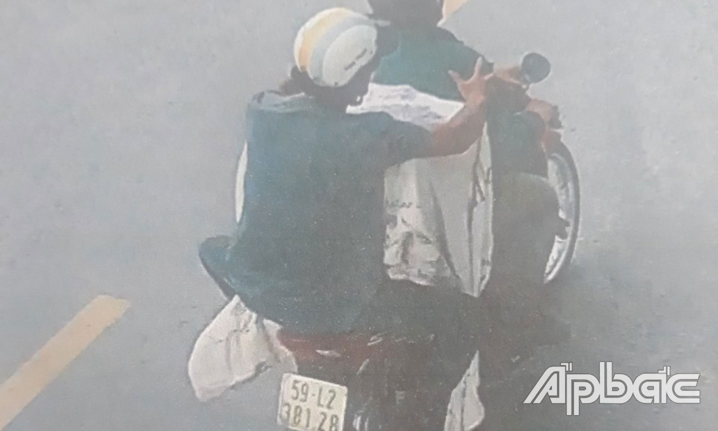 2 đối tượng đi trên xe máy