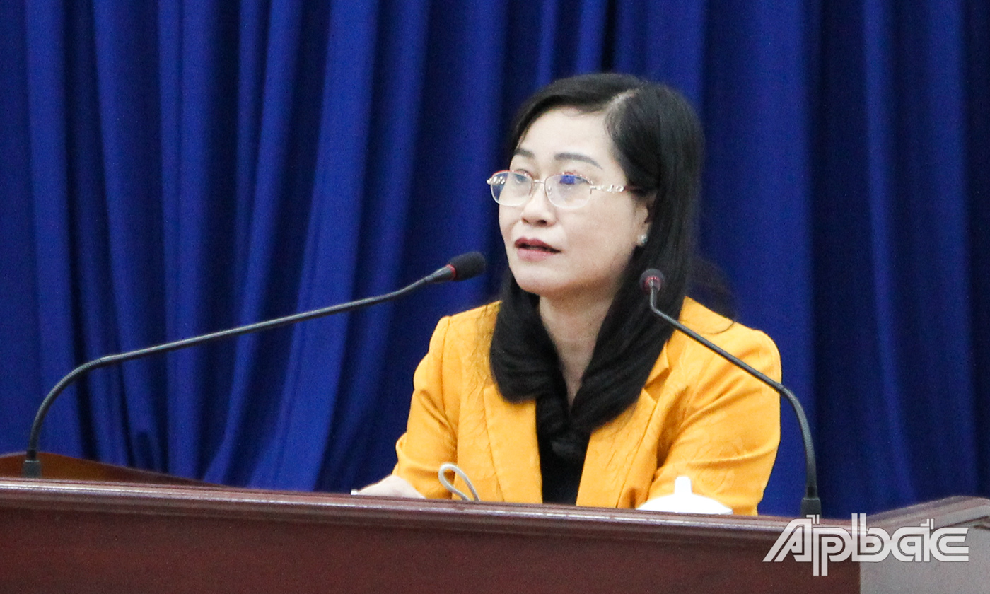 Đồng chí Châu Thị Mỹ Phương, Ủy viên dự khuyết Ban chấp hành Trung ương Đảng, Ủy viên Ban thường vụ Tỉnh ủy, Trưởng Ban Tuyên giáo Tỉnh ủy phát biểu tại hội nghị.