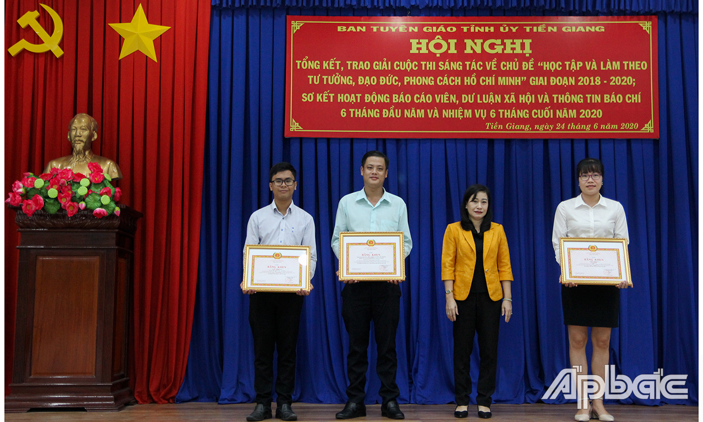 Các tác giả, nhóm tác giả đạt giải Nhất cấp tỉnh ở bảng văn mục, nghệ thuật và bảng Báo chí.