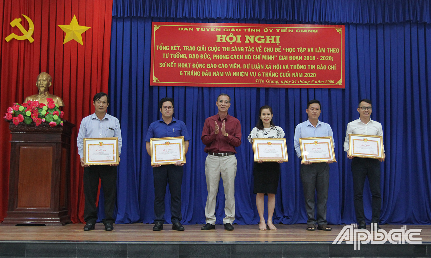 Các tác giả, nhóm tác giả đạt giải Nhì cấp tỉnh.