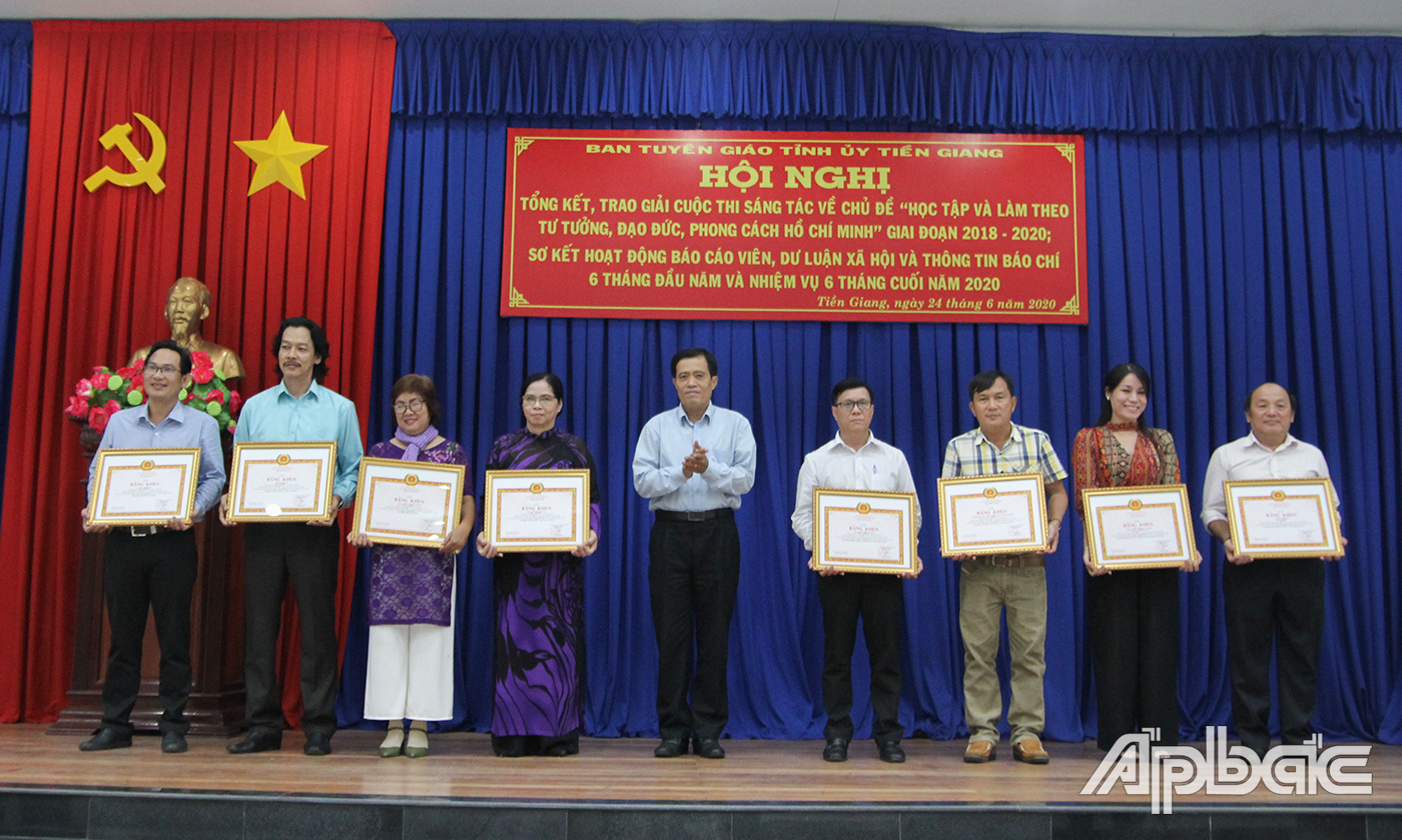 Các tác giả đạt giải Ba cấp tỉnh ở bảng Văn học, nghệ thuật.