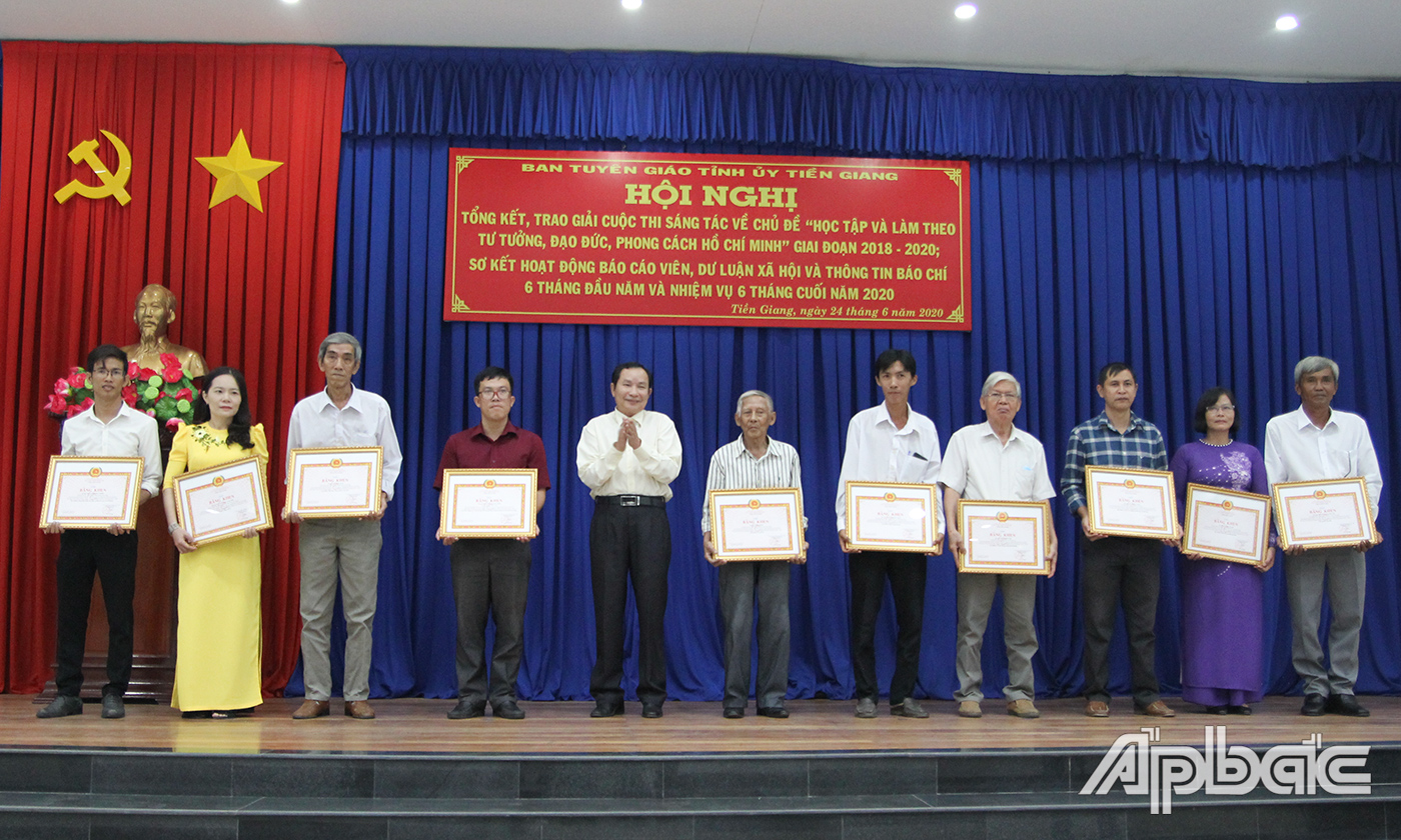 Các tác giả đạt giải Khuyến khích cấp tỉnh ở bảng Văn học, nghệ thuật.