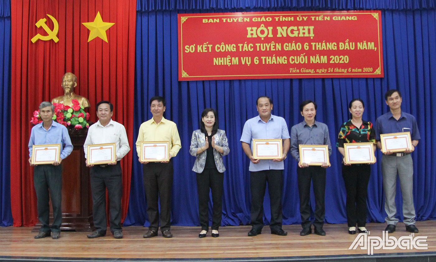 Đồng chí Châu Thị Mỹ Phương trao Giấy khen cho các đơn vị.