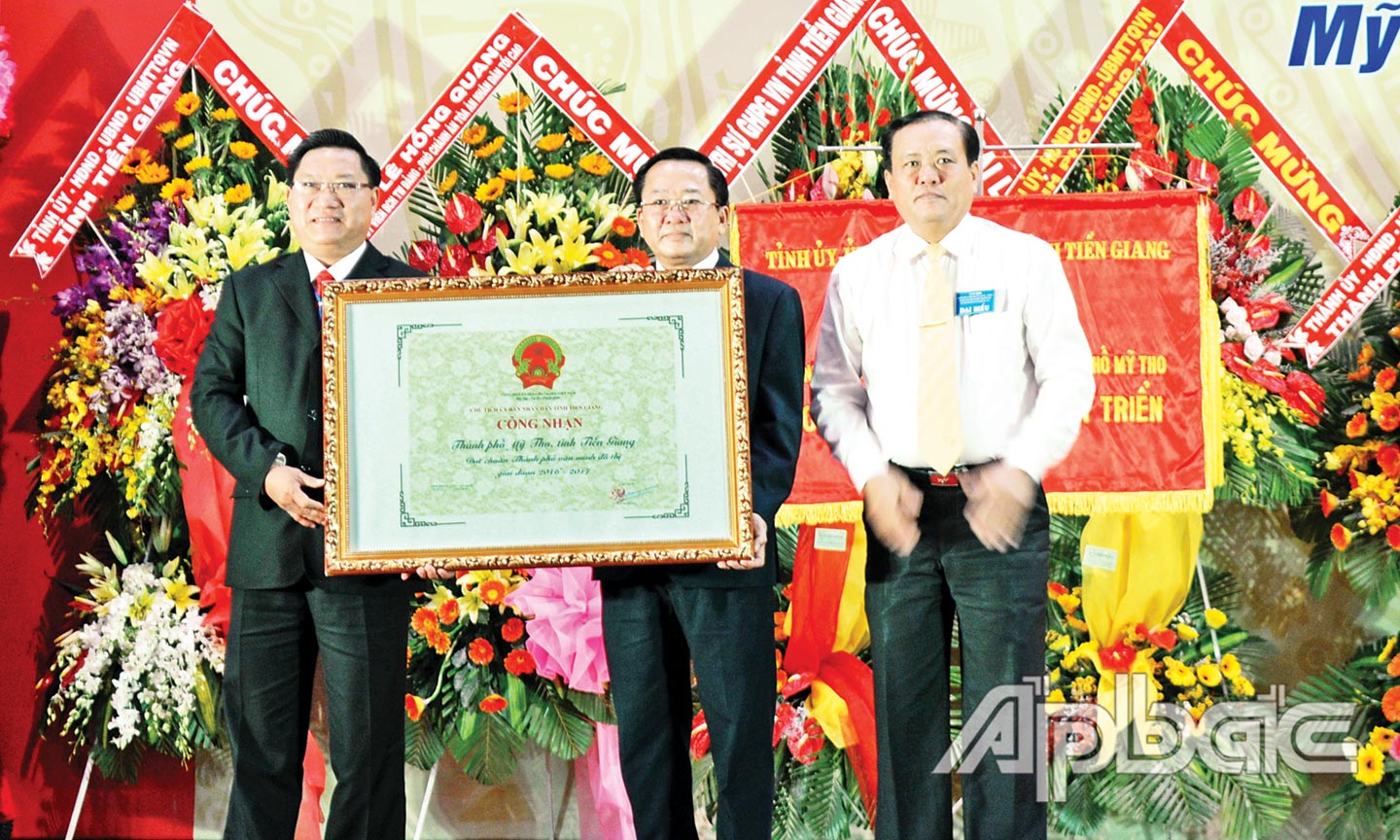 Phó Chủ tịch UBND tỉnh Lê Văn Nghĩa trao Bằng công nhận TP. Mỹ Tho là thành phố đạt chuẩn Văn minh đô thị vào năm 2017.