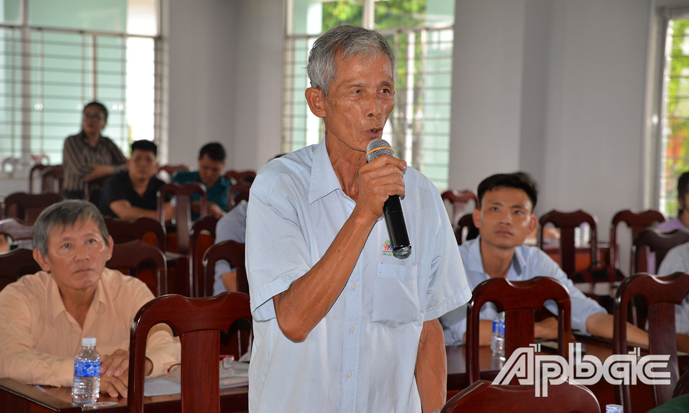 Cử tri phát biểu ý kiến tại buổi tiếp xúc