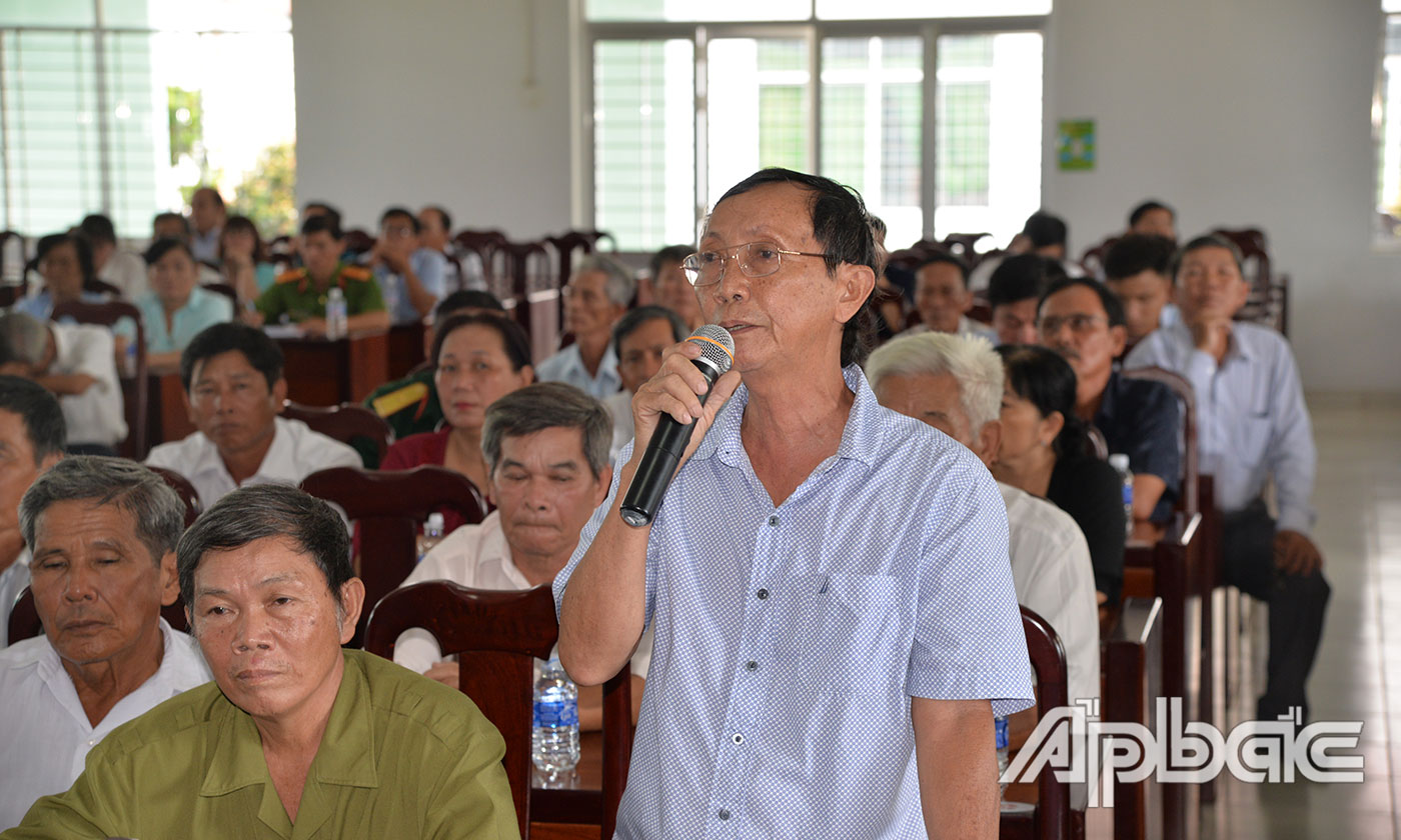 Cử tri phát biểu ý kiến tại buổi tiếp xúc