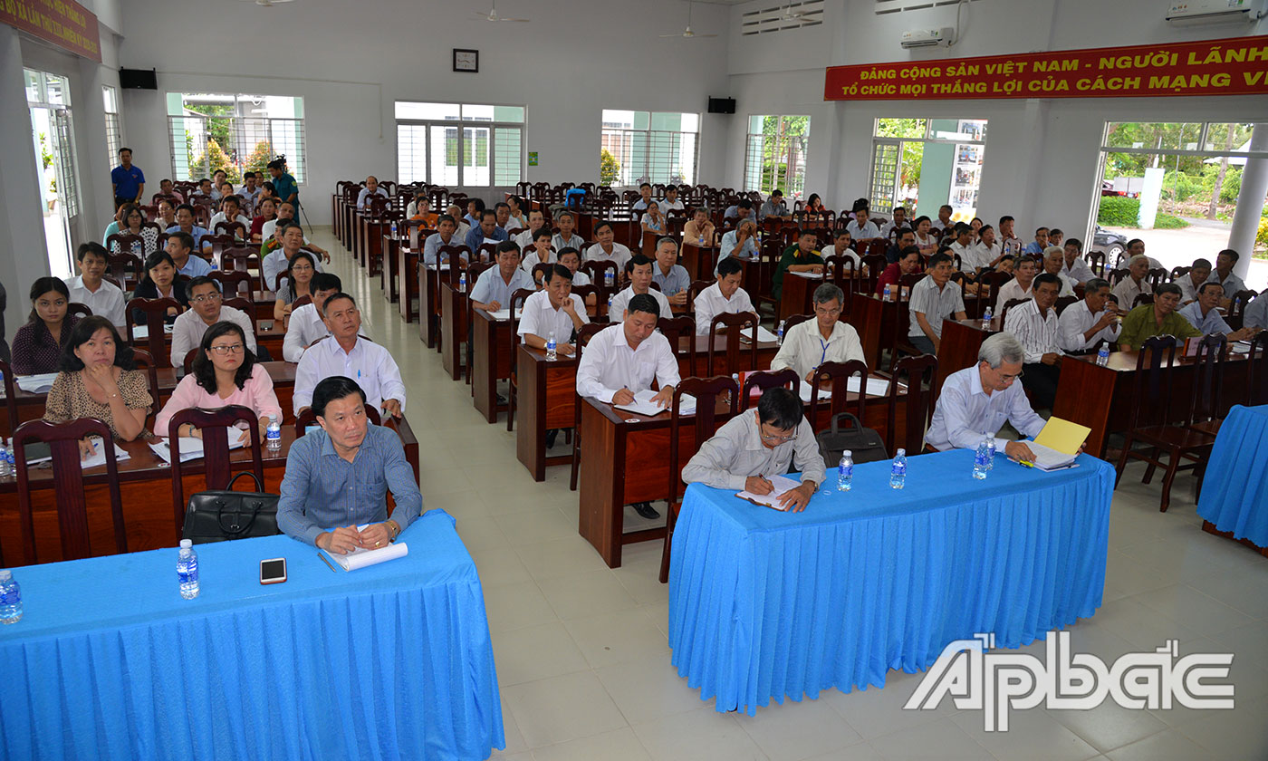 Quang cảnh buổi tiếp xúc cử tri