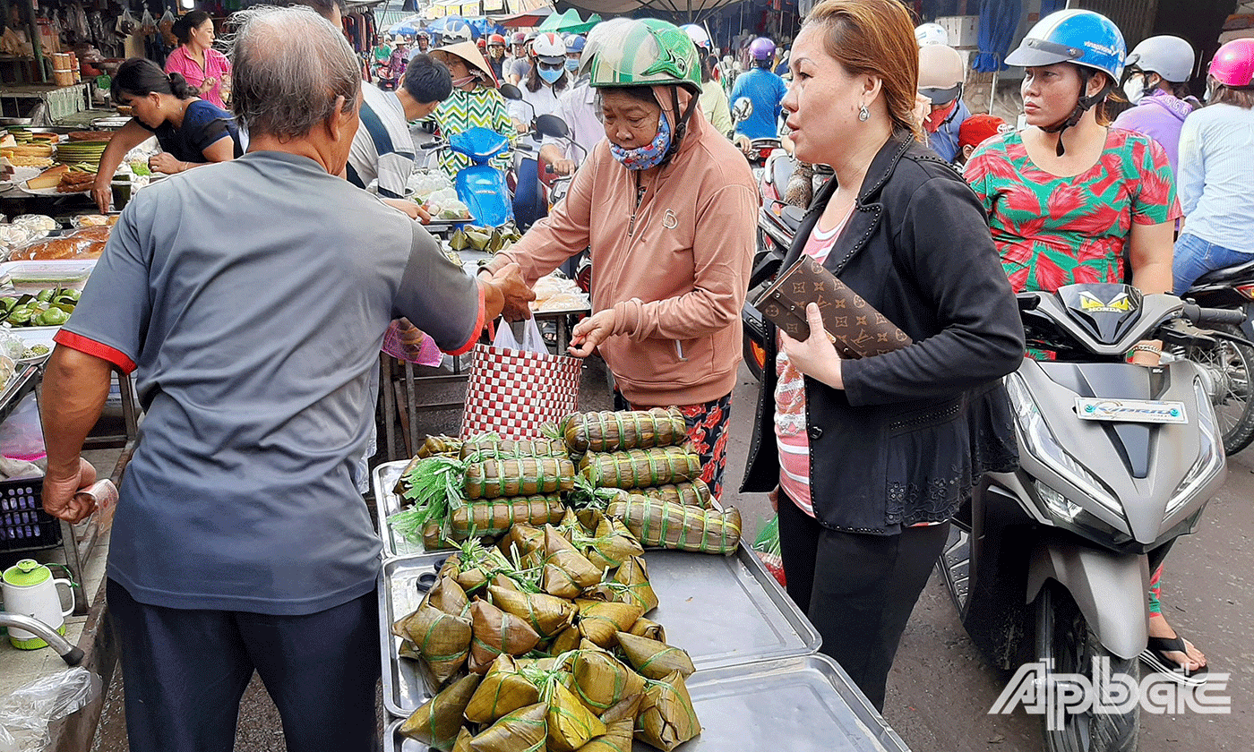 Bánh tét, bánh ú cũng được nhiều khách hàng tìm mua để cúng Tết mùng 5-5