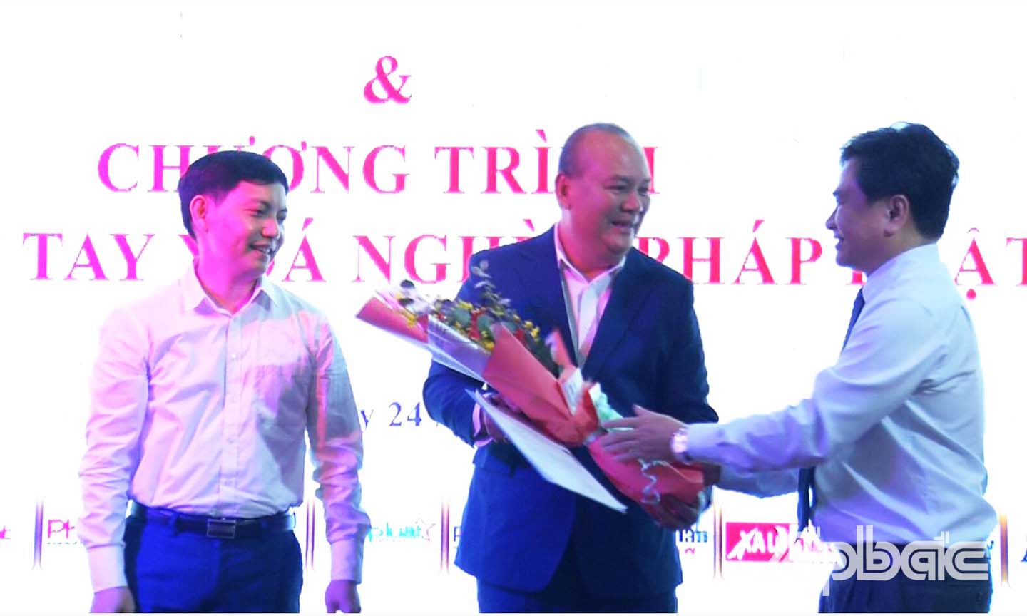  Phó Chủ tịch UBND tỉnh Tiền Giang Trần Văn Dũng (bìa phải) tặng hoa chúc mừng Trưởng Đại diện Báo Pháp Luật Việt Nam tại Tiền Giang.