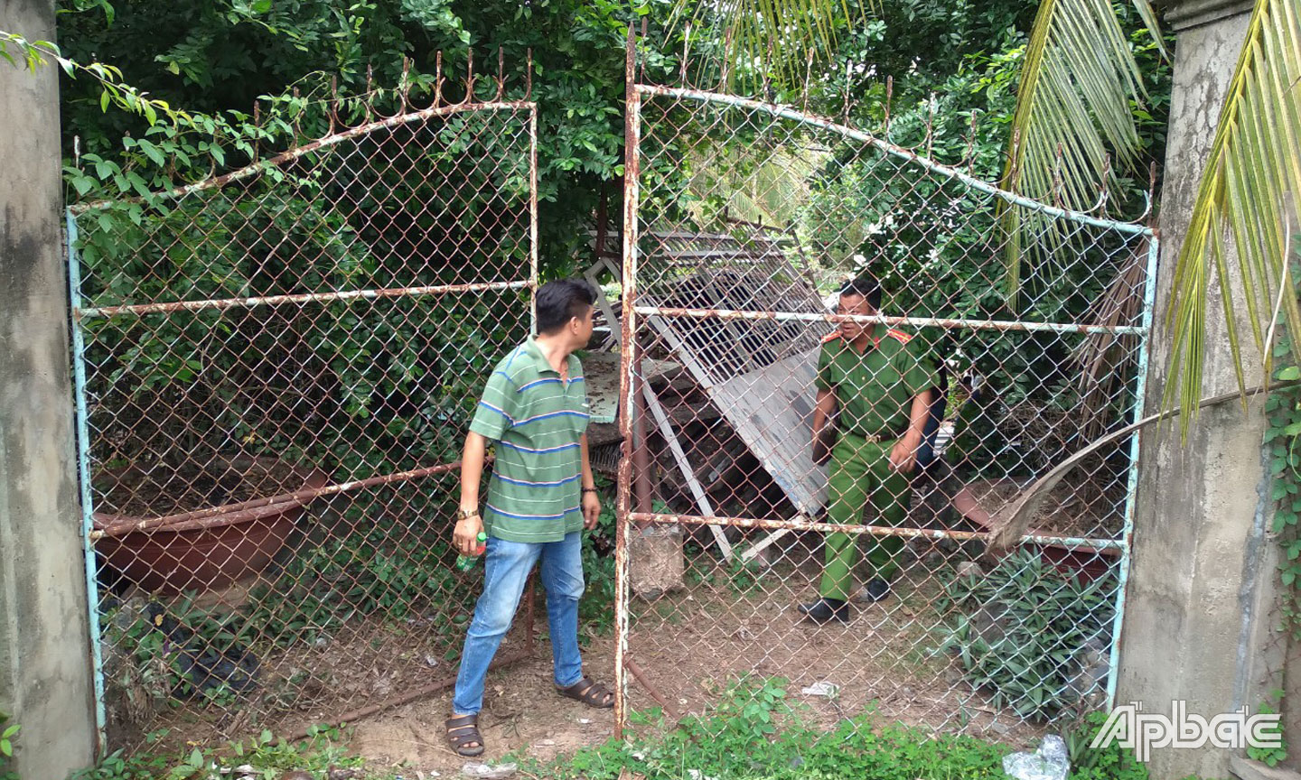  Lực lượng chức năng khám nghiệm hiện trường.