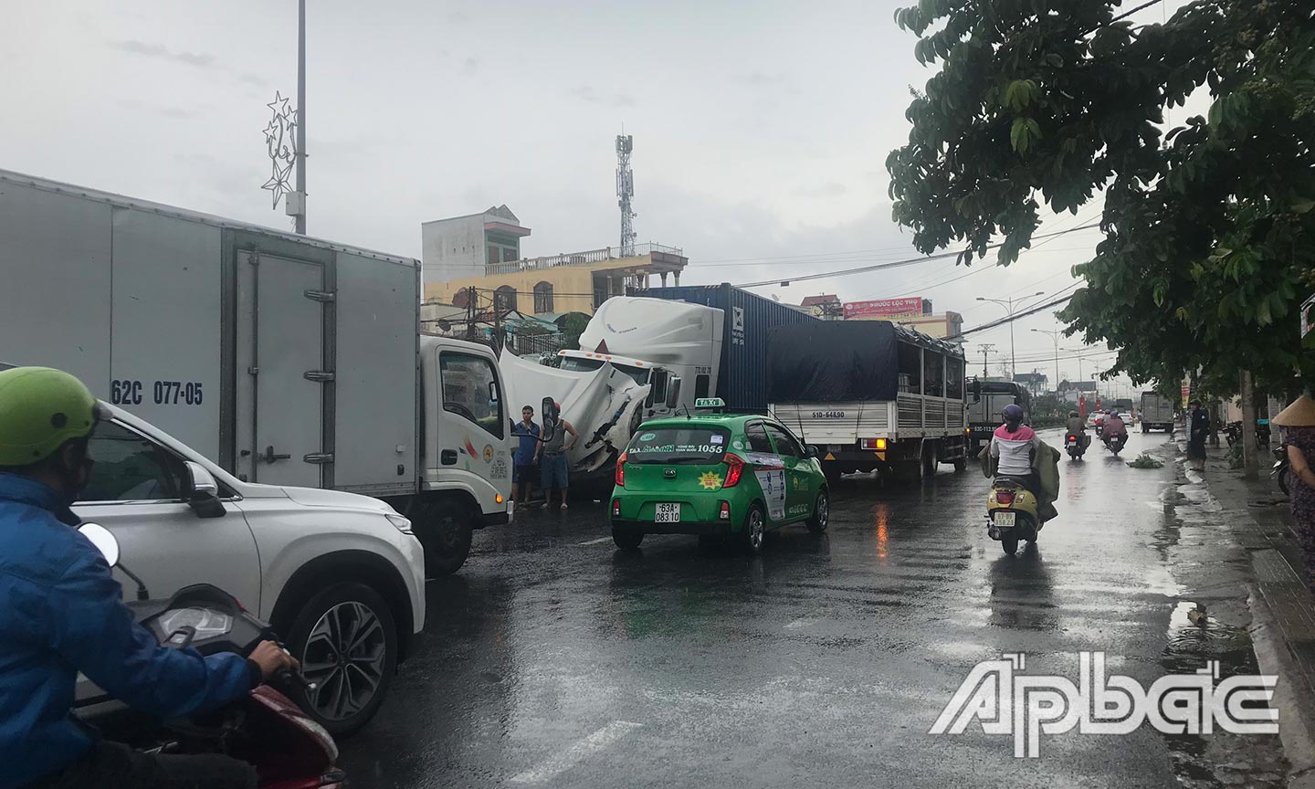 Một đầu xe container bị biến dạng.