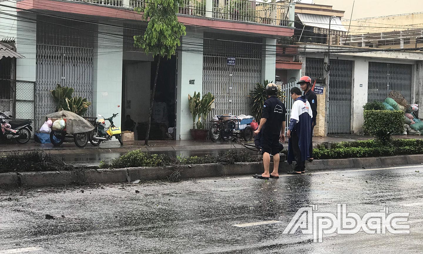 Trụ đèn chiếu sáng được đơn vị di dời ngay sau đó.