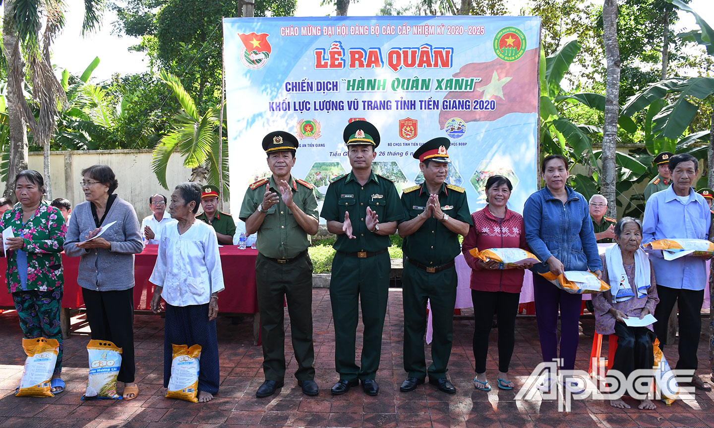 Tặng quà cho các gia đình có hoàn cảnh khó khăn. 