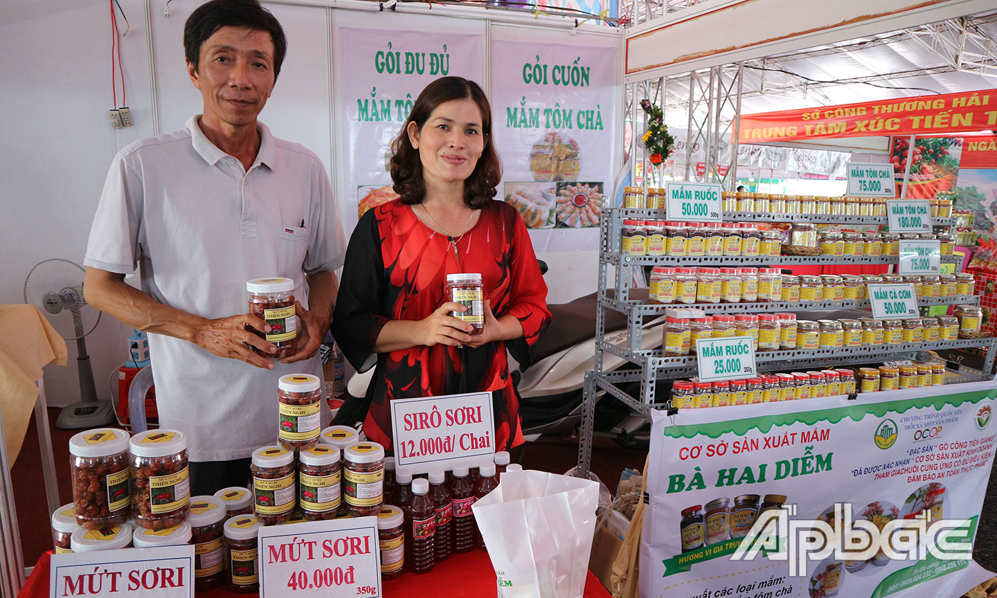 Nhân viên tư vấn sản phẩm cho khách hàng tham quan, mua sắm tại hội chợ.