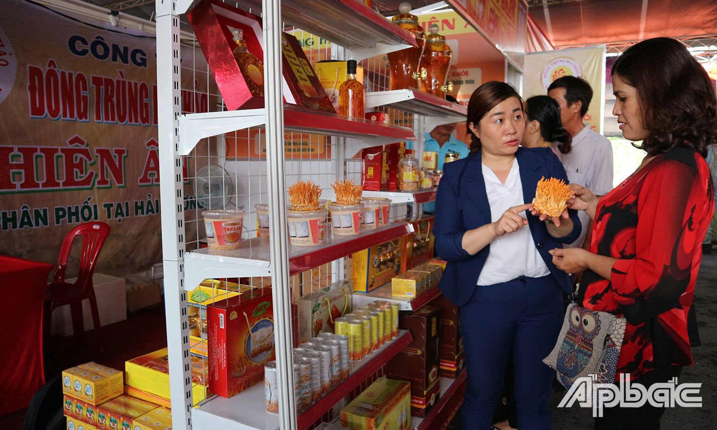 Khách tham quan tư vấn một số mặt hàng Đông trùng hạ thảo.