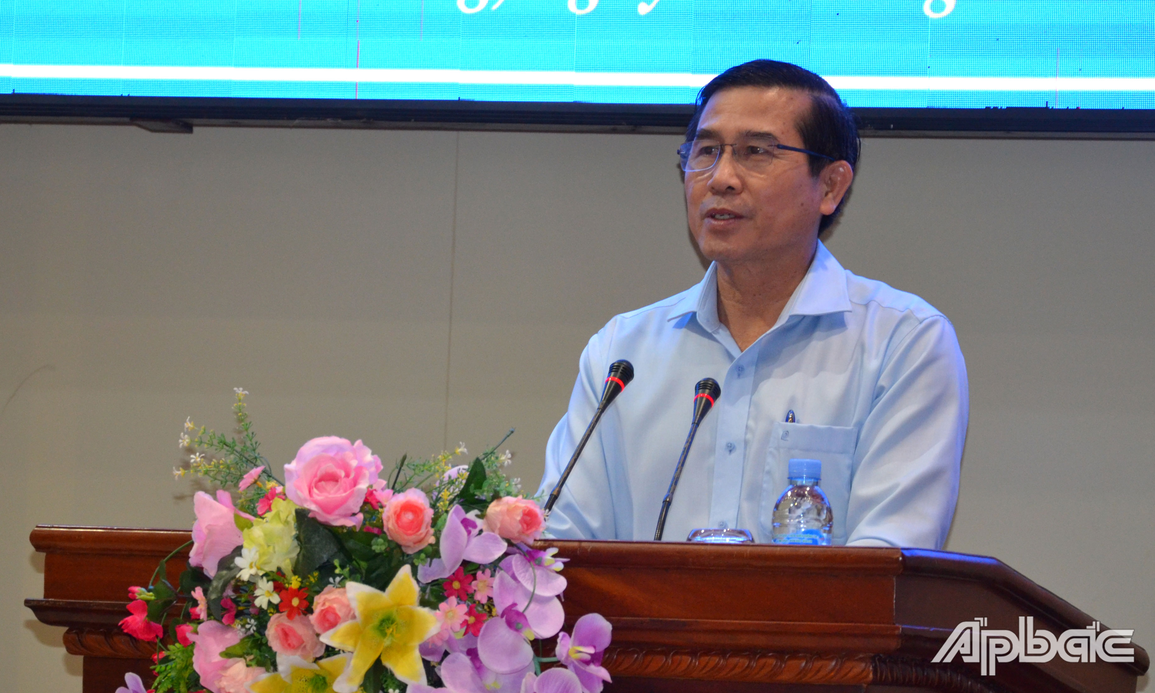 Chủ tịch UBND tỉnh Lê Văn Hưởng phát biểu tại hội nghị.