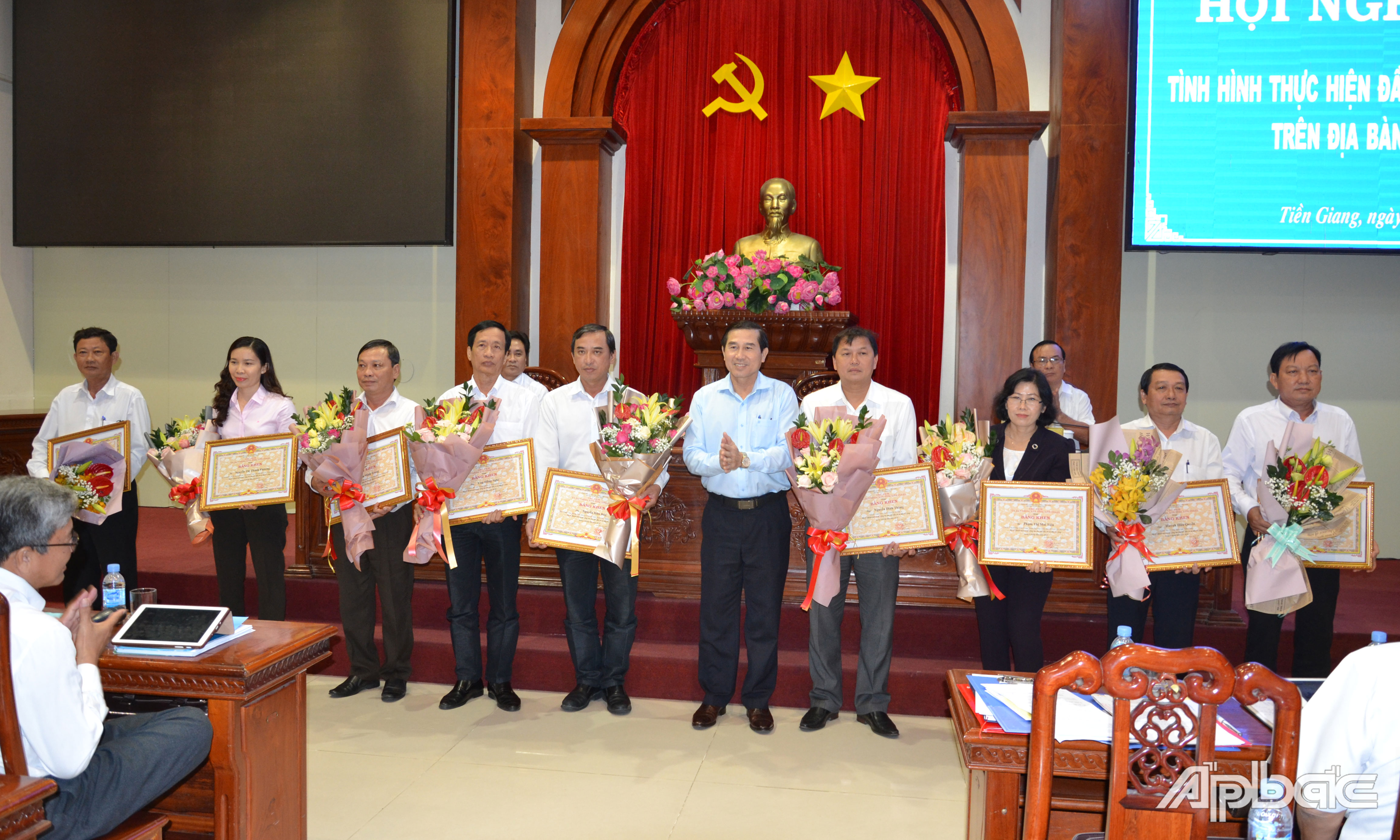 Tặng bằng khen của UBND tỉnh cho các cá nhân.