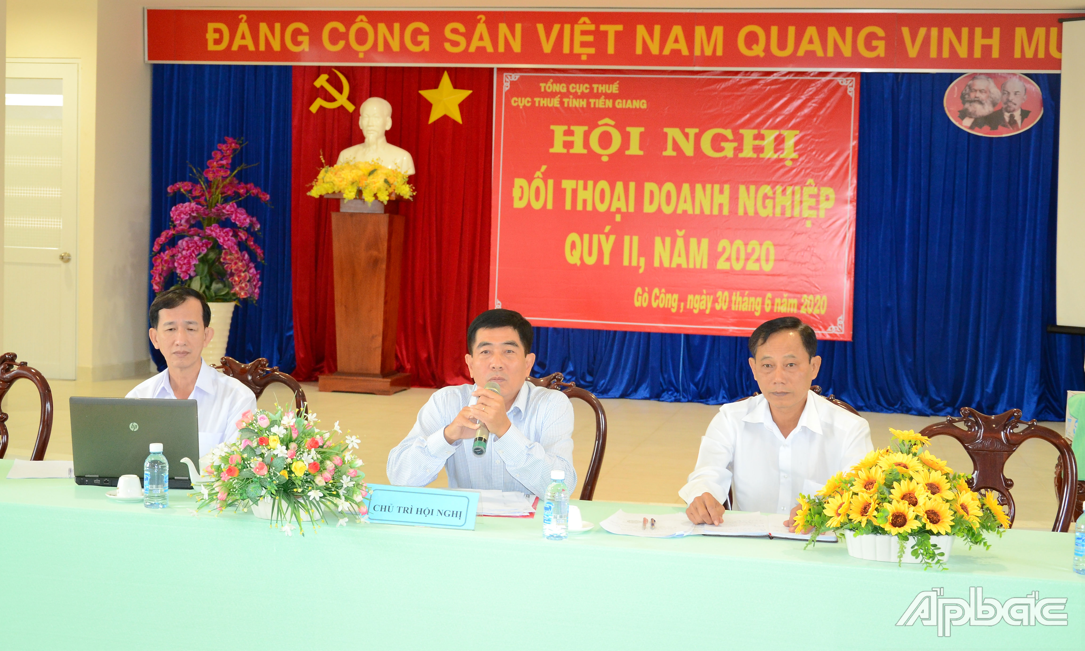 Lãnh đạo Cục Thuế tỉnh giải đáp các kiến nghị của doanh nghiệp.