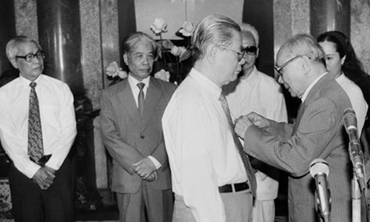 Đồng chí Võ Chí Công, Chủ tịch Hội đồng Nhà nước trao tặng Huân chương Sao vàng cho đồng chí Nguyễn Văn Linh (ngày 25-6-1992).                                                                                                                          Ảnh: TTXVN