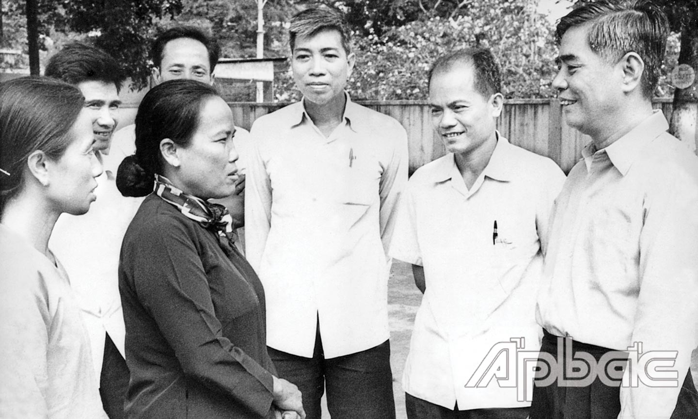 Tổng Bí thư Nguyễn Văn Linh (bìa phải) thăm hỏi cán bộ, xã viên hTx  Tân Hội, huyện Cai Lậy (nay là TX. Cai Lậy) trong một chuyến về làm việc tại Tiền Giang.                                                                Ảnh: TƯ LIỆU