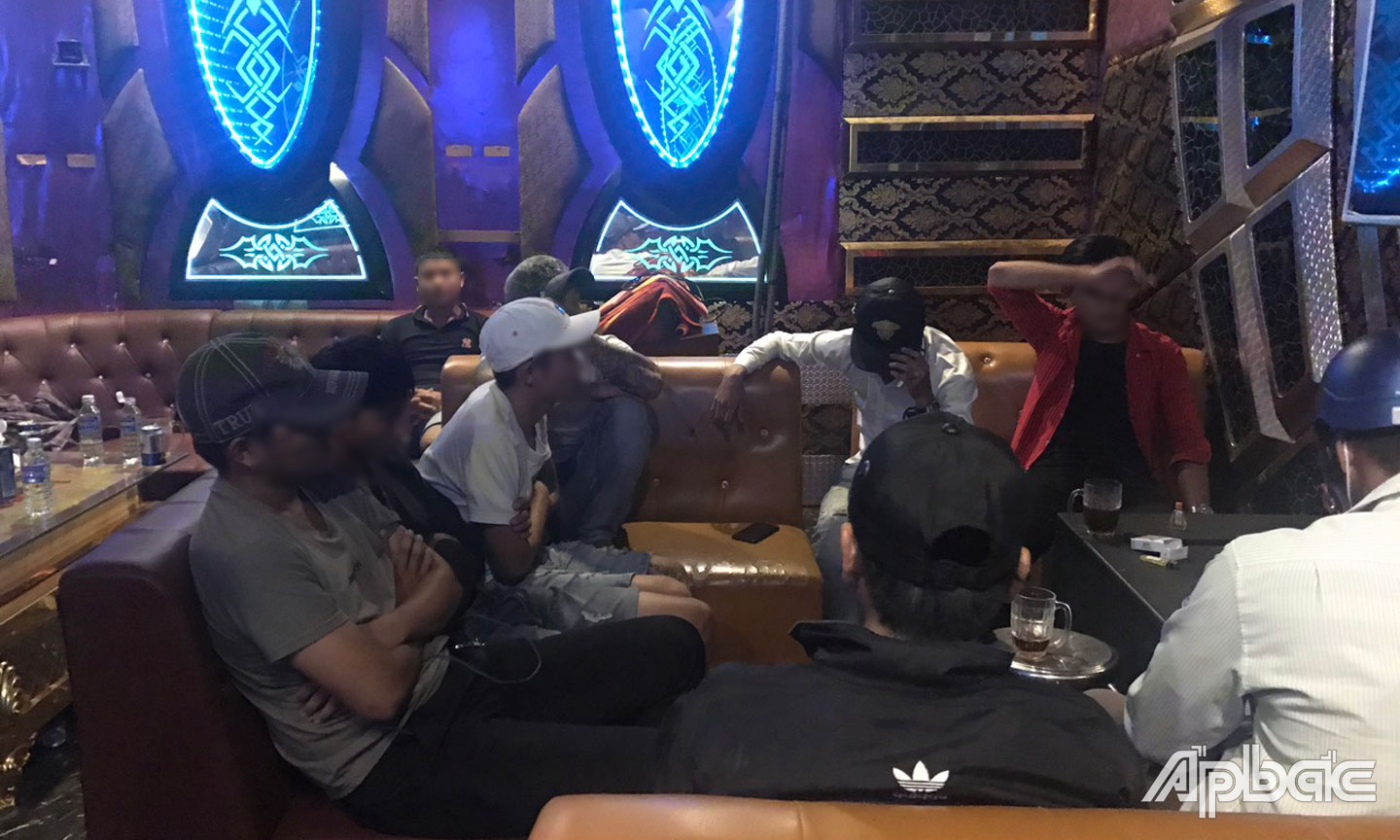 Những người có mặt tại quán karaoke Tây Ban Nha.