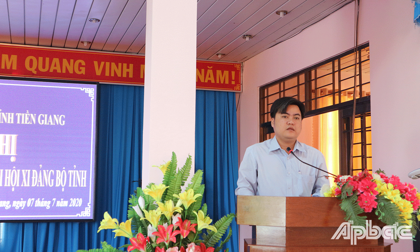 Đồng chí Đặng Văn Chiến Chủ tịch Công đoàn Viên chức Tiền Giang phát biểu đóng góp ý kiến tại hội nghị