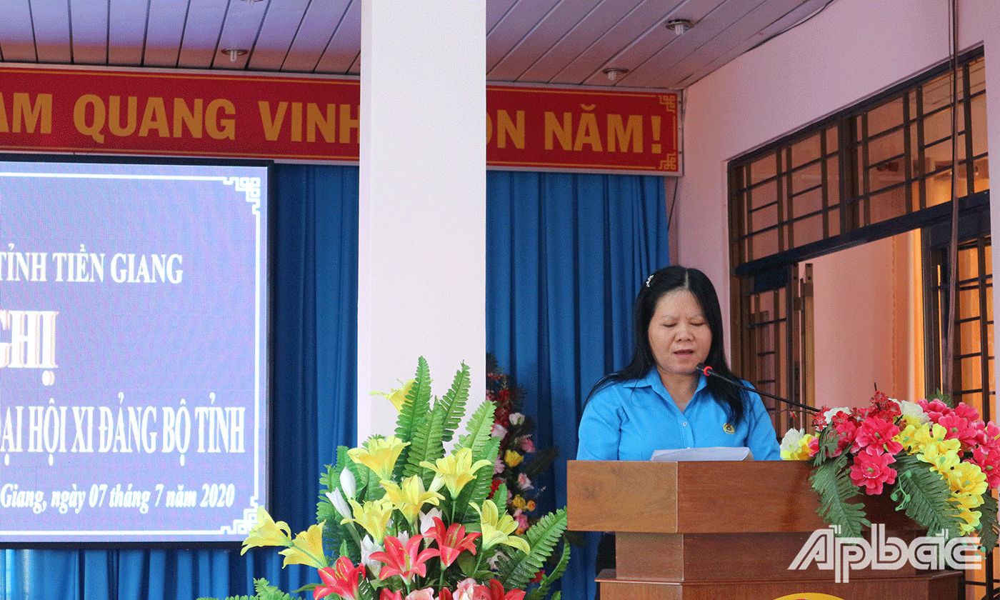 Đồng chí Nguyễn Thị Thùy Dương Chủ tịch Công đoàn Các khu công nghiệp tỉnh Tiền Giang đóng góp ý kiến tại hội nghị