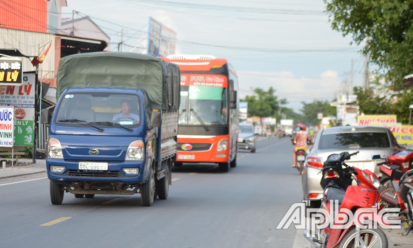 Lòng đường của QL.30 khá hẹp, các phương tiện rất khó khăn trong vượt xe.