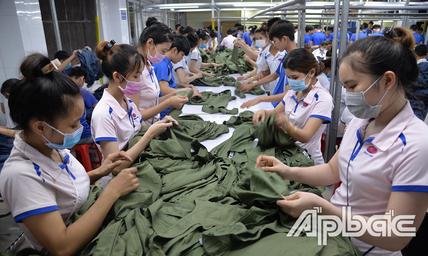 Nhiều doanh nghiệp may gặp khó khăn đã chuyển hướng tìm các đơn hàng khác. Ảnh: a. PHƯƠNG