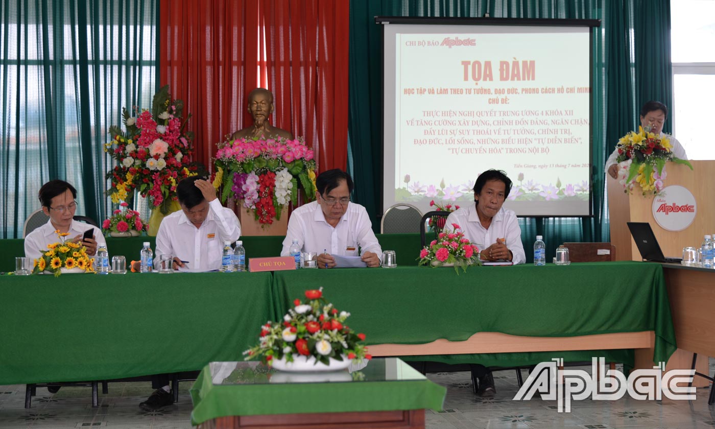 Đảng viên phát biểu tham luận tại buổi tọa đàm.