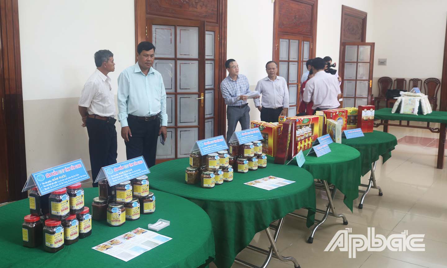 Các đại biểu tham quan các sản phẩm OCOP được trưng bày tại hội nghị.