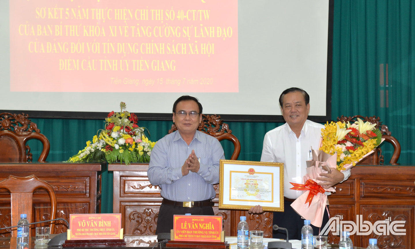Đồng chí Võ Văn Bình, Phó Bí thư Thường trực Tỉnh ủy trao Bằng khen của Thống đốc Ngân hàng Nhà nước cho đồng chí Lê Văn Nghĩa, Phó Chủ tịch UBND tỉnh.